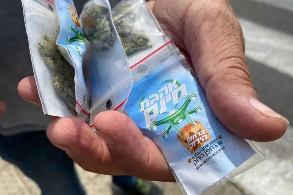 A drone drops hundreds of bags of grass in the skies of Tel Aviv - The Bluntness